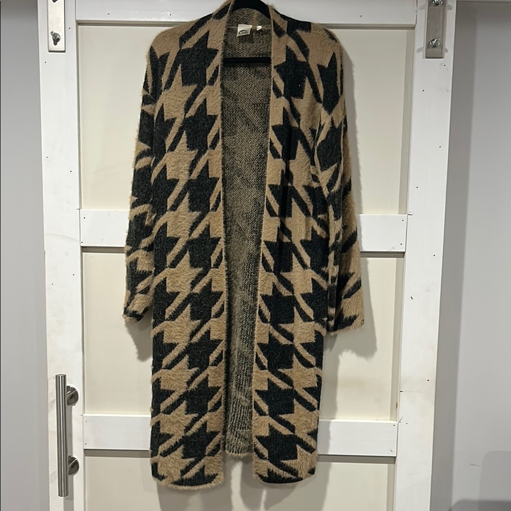 Stylish Black and Tan Women's Houndstooth Sweater